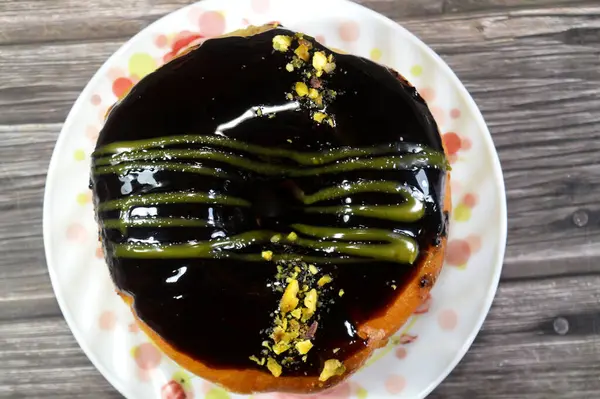 Koyu çikolata soslu ve şam fıstıklı çörek, jöleli, maya soslu, Amerikan usulü yüzük donutu, bol yağda kızartılmış hamur tatlısından yapılan yiyecekler.