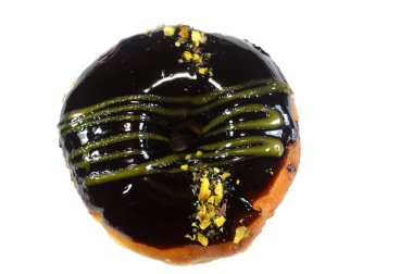 Koyu çikolata soslu ve şam fıstıklı çörek, jöleli, maya soslu, Amerikan usulü yüzük donutu, bol yağda kızartılmış hamur tatlısından yapılan yiyecekler.