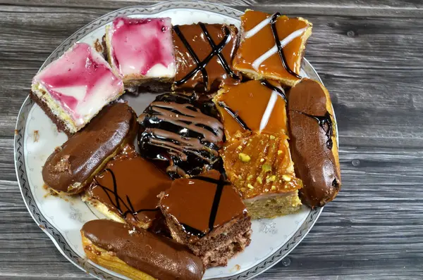 Farklı soslu çeşitli küçük Gateaux, Gateau ısırıkları, çeşitli pasta aromalı ve dolgulu, minyatür kekler, ekler, mili feille ve sünger kekten yapılmış küçük lokma büyüklüğünde pastalardır.