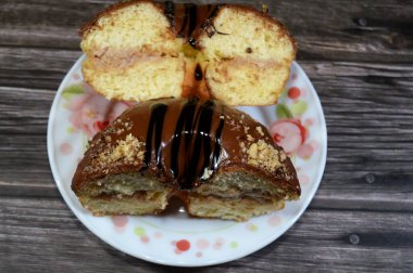 Çikolata soslu, koyu çikolata soslu ve fındıklı çörekler, jöleli, mayalı, Amerikan usulü yüzük donutu, mayalanmış hamur tatlısı.