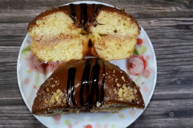 Çikolata soslu, koyu çikolata soslu ve fındıklı çörekler, jöleli, mayalı, Amerikan usulü yüzük donutu, mayalanmış hamur tatlısı.