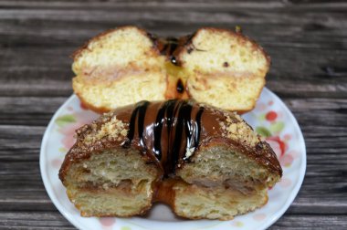 Çikolata soslu, koyu çikolata soslu ve fındıklı çörekler, jöleli, mayalı, Amerikan usulü yüzük donutu, mayalanmış hamur tatlısı.