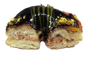 Koyu çikolata soslu ve şam fıstıklı çörek, jöleli, maya soslu, Amerikan usulü yüzük donutu, bol yağda kızartılmış hamur tatlısından yapılan yiyecekler.