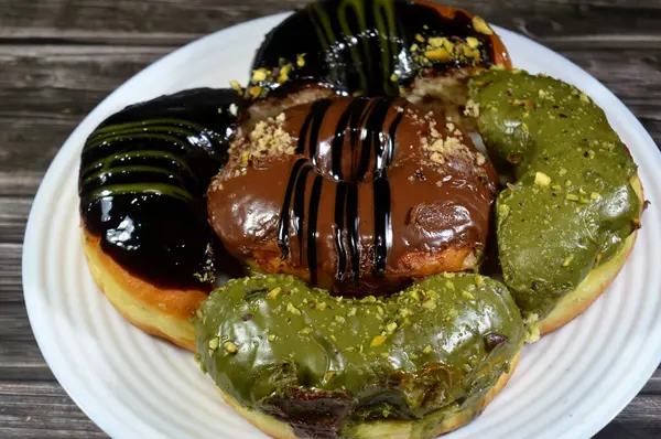 Çeşit çeşit şam fıstığı, koyu ve kahverengi çikolata, halka donutlu fındık, jöleli, mayalı, Amerikan usulü yüzük donutu, mayalanmış yağda kızartılmış hamurdan yapılan yiyecekler.