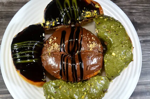 Çeşit çeşit şam fıstığı, koyu ve kahverengi çikolata, halka donutlu fındık, jöleli, mayalı, Amerikan usulü yüzük donutu, mayalanmış yağda kızartılmış hamurdan yapılan yiyecekler.