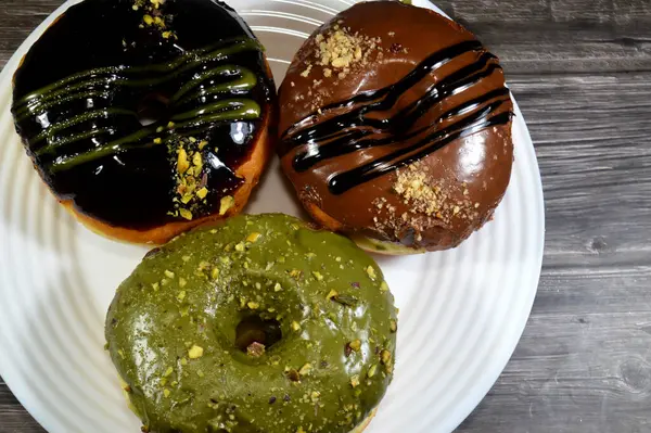 Çeşit çeşit şam fıstığı, koyu ve kahverengi çikolata, halka donutlu fındık, jöleli, mayalı, Amerikan usulü yüzük donutu, mayalanmış yağda kızartılmış hamurdan yapılan yiyecekler.