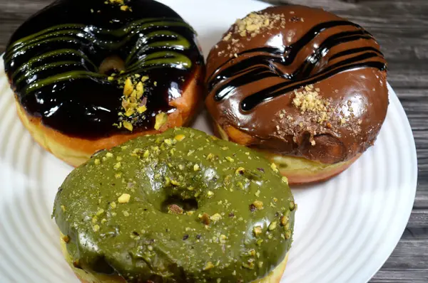 Çeşit çeşit şam fıstığı, koyu ve kahverengi çikolata, halka donutlu fındık, jöleli, mayalı, Amerikan usulü yüzük donutu, mayalanmış yağda kızartılmış hamurdan yapılan yiyecekler.