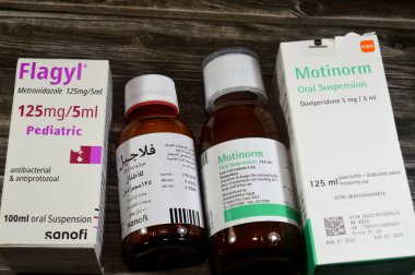 Kahire, Mısır, 14 Ağustos 2025: Flagyl pediyatri, Sanofi Metronidazol, antibakteriyel ve antiprotozoal ve Motinorm domperidone GSK tarafından ağızdan askıya alınmıştır.