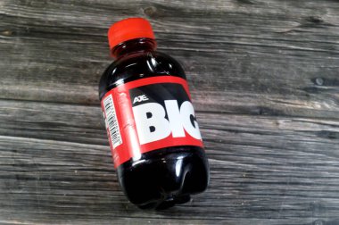 Kahire, Mısır, 21 Ağustos 2025: Büyük soda aromalı kola ferahlatıcı ve köpüklü meşrubat, özel aromalı soda, lezzetli farklı aromalı, 200 ml plastik şişe