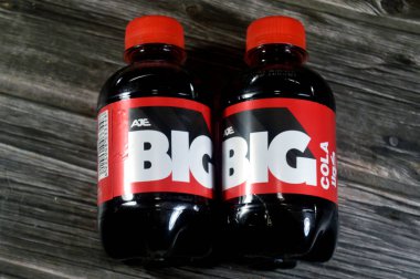 Kahire, Mısır, 21 Ağustos 2025: Büyük soda aromalı kola ferahlatıcı ve köpüklü meşrubat, özel aromalı soda, lezzetli farklı aromalı, 200 ml plastik şişe