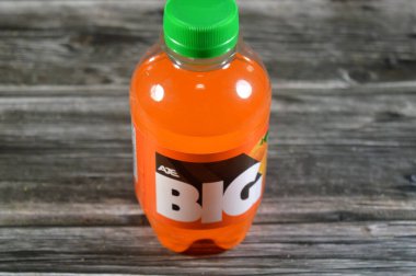 Kahire, Mısır, 21 Ağustos 2025: Büyük sodanın portakal aromalı ferahlatıcı ve köpüklü meşrubat, özel aromalı soda, farklı aromalı, 200 ml plastik şişe.