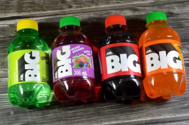 Kahire, Mısır, 21 Ağustos 2025: Büyük sodanın çeşitli tatları ferahlatıcı ve köpüklü meşrubat, özel aromalı soda, lezzetli farklı tatlar, 200 ml plastik şişe