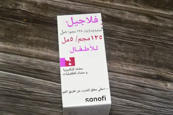 Kahire, Mısır, 14 Ağustos 2025: Flagyl pediatrik oral süspansiyon Susp, Metronidazole 125 ml, Sanofi, antibakteriyel ve antiprotozoal, Anaerobik Bakteriyel Enfeksiyonlar için