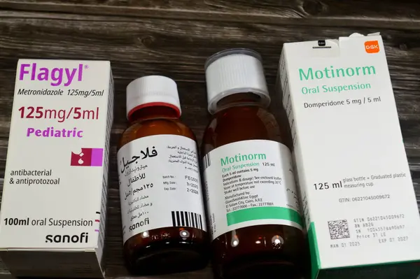 Kahire, Mısır, 14 Ağustos 2025: Flagyl pediyatri, Sanofi Metronidazol, antibakteriyel ve antiprotozoal ve Motinorm domperidone GSK tarafından ağızdan askıya alınmıştır.