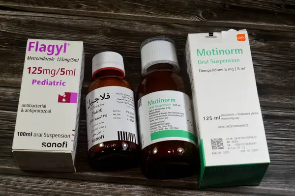 Kahire, Mısır, 14 Ağustos 2025: Flagyl pediyatri, Sanofi Metronidazol, antibakteriyel ve antiprotozoal ve Motinorm domperidone GSK tarafından ağızdan askıya alınmıştır.