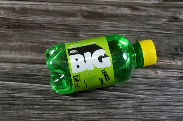 Kahire, Mısır, 21 Ağustos 2025: Limon aromalı büyük soda ferahlatıcı ve köpüklü meşrubat, özel aromalı soda, lezzetli farklı tatlar, 200 ml plastik şişe