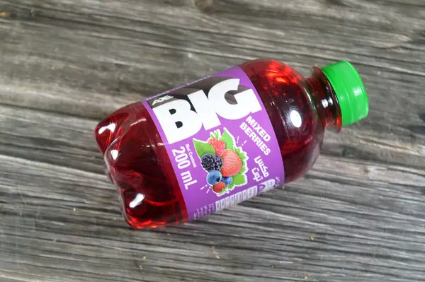 Kahire, Mısır, 21 Ağustos 2025: Karışık meyve aromalı büyük soda ferahlatıcı ve köpüklü meşrubat, özel aromalı soda, lezzetli farklı aromalı, 200 ml plastik şişe