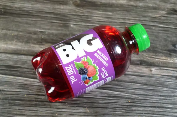 Kahire, Mısır, 21 Ağustos 2025: Karışık meyve aromalı büyük soda ferahlatıcı ve köpüklü meşrubat, özel aromalı soda, lezzetli farklı aromalı, 200 ml plastik şişe
