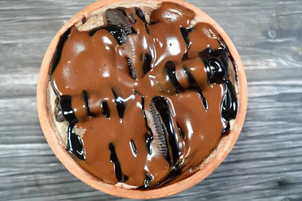 Kahire, Mısır, 15 Ağustos 2025: Kremalı Oreo, çikolatalı ve pastayla kaplı, krem şantili, kurabiyeli, pastalı, tatlı, yumuşak, kremalı tatlı