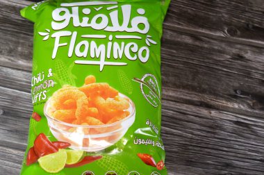Kahire, Mısır, 11 Ağustos 2025: Chili ve limon aromalı Flaminco Puffcorn veya mısır gevreği mısır yemeğinden yapılan veya çıkarılmış mısır gevrekleri