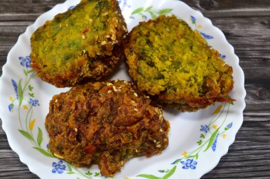 Yumurta bazlı yumurta tabanlı Mısır mutfağı frittata, Orta Doğu omleti ya da yumurtalı börek, Mısır omleti, biber, tarçın, kimyon, otlar gibi baharatlarla tatlandırılmış.