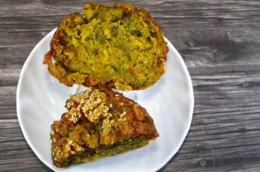 Yumurta bazlı yumurta tabanlı Mısır mutfağı frittata, Orta Doğu omleti ya da yumurtalı börek, Mısır omleti, biber, tarçın, kimyon, otlar gibi baharatlarla tatlandırılmış.