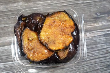 Kızarmış patlıcan, ya da kızarmış patlıcan, birçok farklı mutfaktan oluşan yemeklerde, kızarmış patlıcan dilimlerinde, seçici bir odak noktasında bulunur.