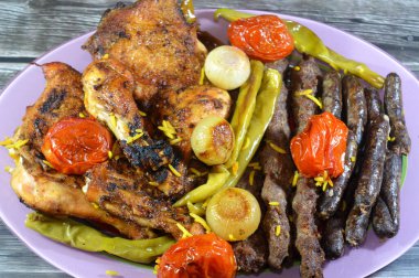 Kömürlü ızgara ızgara et kıymalı kufta Kofta, sosis, ızgara tavuk, yeşil biber, domates ve soğan karışımı.