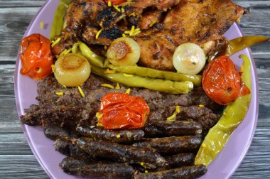 Kömürlü ızgara ızgara et kıymalı kufta Kofta, sosis, ızgara tavuk, yeşil biber, domates ve soğan karışımı.