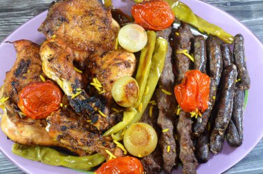 Kömürlü ızgara ızgara et kıymalı kufta Kofta, sosis, ızgara tavuk, yeşil biber, domates ve soğan karışımı.