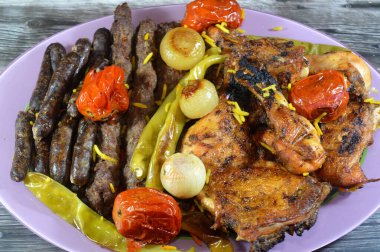 Kömürlü ızgara ızgara et kıymalı kufta Kofta, sosis, ızgara tavuk, yeşil biber, domates ve soğan karışımı.