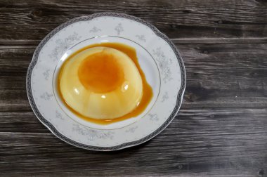 Krem karamel, flan, karamel pudingi veya muhallebi, sütten, şekerden, yumurtadan, kremadan, kremadan, pürüzsüzlükten ve sert tatlıdan oluşan bir çeşit sade krema soslu muhallebi.