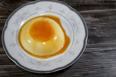 Krem karamel, flan, karamel pudingi veya muhallebi, sütten, şekerden, yumurtadan, kremadan, kremadan, pürüzsüzlükten ve sert tatlıdan oluşan bir çeşit sade krema soslu muhallebi.