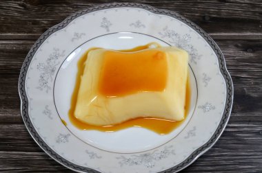 Krem karamel, flan, karamel pudingi veya muhallebi, sütten, şekerden, yumurtadan, kremadan, kremadan, pürüzsüzlükten ve sert tatlıdan oluşan bir çeşit sade krema soslu muhallebi.