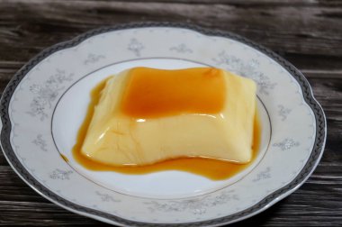 Krem karamel, flan, karamel pudingi veya muhallebi, sütten, şekerden, yumurtadan, kremadan, kremadan, pürüzsüzlükten ve sert tatlıdan oluşan bir çeşit sade krema soslu muhallebi.