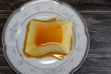 Krem karamel, flan, karamel pudingi veya muhallebi, sütten, şekerden, yumurtadan, kremadan, kremadan, pürüzsüzlükten ve sert tatlıdan oluşan bir çeşit sade krema soslu muhallebi.