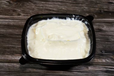 Sarımsak sosu ya da Tomeya, Tomiya, geleneksel ortadoğu sosu olan sarımsak sosu, birincil malzeme olarak sarımsak, yağ, tereyağı ya da mayonez gibi emülsiyon ve yoğurt kullanılarak hazırlanmış bir sostur.