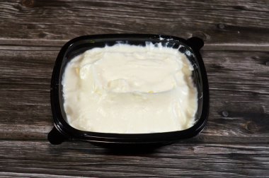 Sarımsak sosu ya da Tomeya, Tomiya, geleneksel ortadoğu sosu olan sarımsak sosu, birincil malzeme olarak sarımsak, yağ, tereyağı ya da mayonez gibi emülsiyon ve yoğurt kullanılarak hazırlanmış bir sostur.