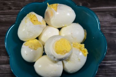 Haşlanmış birkaç yumurta, katı sarıyı ortaya çıkaran haşlanmış yumurta, kabuklarında haşlanmış yumurta, genellikle yumurta beyazı ve sarısı katılaşana kadar kaynar suya batırılarak pişirilir.