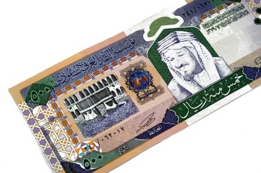 500 SAR 'ın ters tarafında 500 Suudi para banknotu faturası, Büyük Mekke Camii' nin içinde, Kral Abdülaziz Bin Abdülrahman Al Suud yer alıyor.