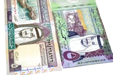 Eski ve yeni 5 SAR 5 Suudi Arabistan para banknotu faturası, Kral Fahd ve Kral Salman Bin AbdulAziz Al Suud 'un portresi, Dhows, eski Suudi parası