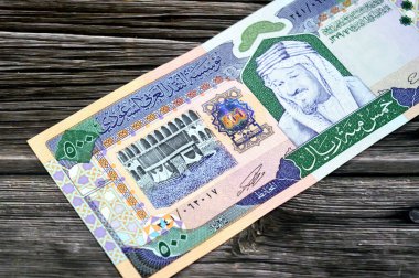 500 SAR 'ın ters tarafında 500 Suudi para banknotu faturası, Büyük Mekke Camii' nin içinde, Kral Abdülaziz Bin Abdülrahman Al Suud yer alıyor.
