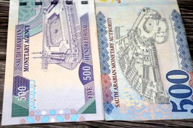 Eski ve yeni 500 SAR 'ın ters taraflarında 500 Suudi nakit para banknotu, Mekke' deki Kutsal Cami 'nin avlusunda, Kabe' yi çevreleyen cami,