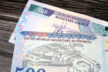 Eski ve yeni 500 SAR 'ın ters taraflarında 500 Suudi nakit para banknotu, Mekke' deki Kutsal Cami 'nin avlusunda, Kabe' yi çevreleyen cami,