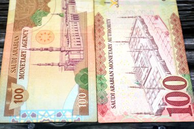 Suudi Arabistan riyalistleri, eski ve yeni 100 SAR 'ın ters tarafları 100 Suudi Arabistan para banknotu, Madina' daki Kutsal Peygamberin Camii 'nin genel bir görüşü, para