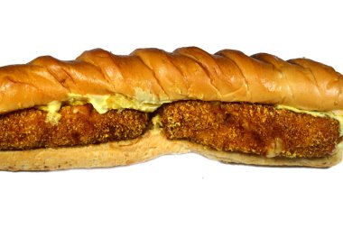 Ekmeğe sarılmış iki parça tavuk mozarella, patates, mayonez ve lahana salatası, tavuklu sandviç.