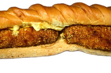 Ekmeğe sarılmış iki parça tavuk mozarella, patates, mayonez ve lahana salatası, tavuklu sandviç.