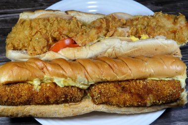 Kızarmış tavuk parçaları füme hindi dilimleri, marul, domates, çedar ve büyük lezzetli sos ile mozzarella, patates, mayonez ve çöreğe sarılmış lahana salatası.