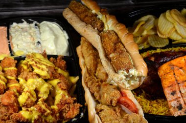 Fast food, kızarmış tavuk ve patates kızartması ile eritilmiş Çedar, Halep Arap Suriye makinası ızgara tavuk, Basmati pilavı, tavuk dürümleri ve çörekler.