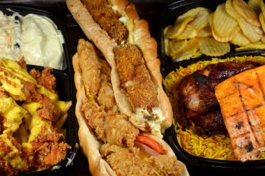 Fast food, kızarmış tavuk ve patates kızartması ile eritilmiş Çedar, Halep Arap Suriye makinası ızgara tavuk, Basmati pilavı, tavuk dürümleri ve çörekler.